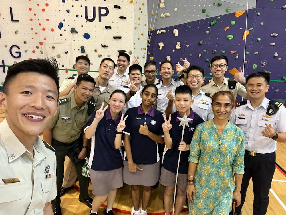 Student leaders giving a tour to the officers from the GOH Keng Swee Command and Staff College.